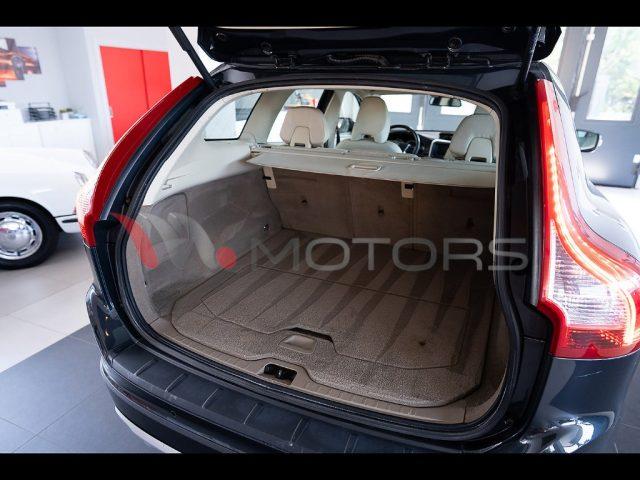 VOLVO XC60 2.4 d3 Momentum AWD 163 CV Geartronic