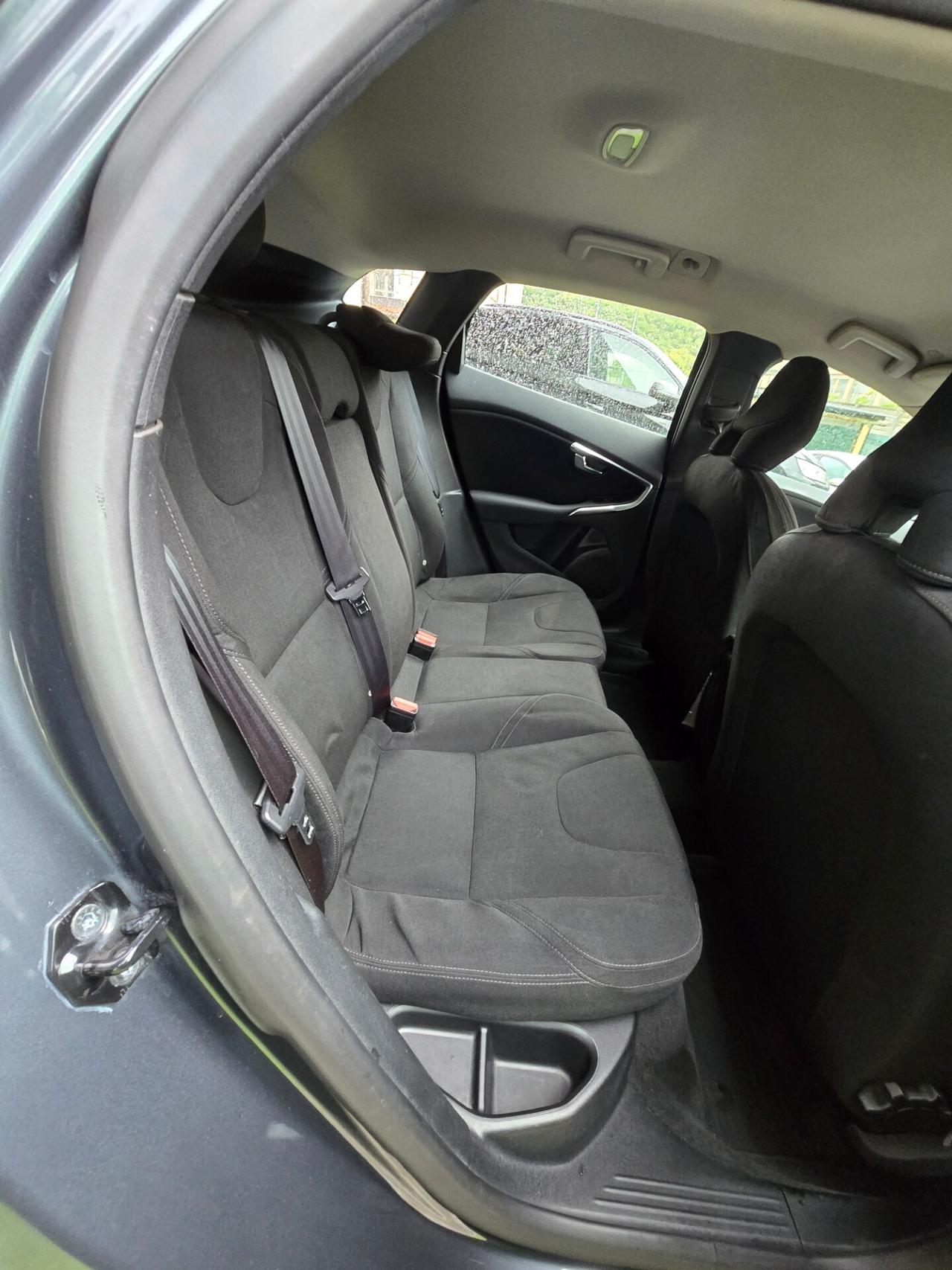 Volvo V40 D2 1.6D 114CV Momentum-2013