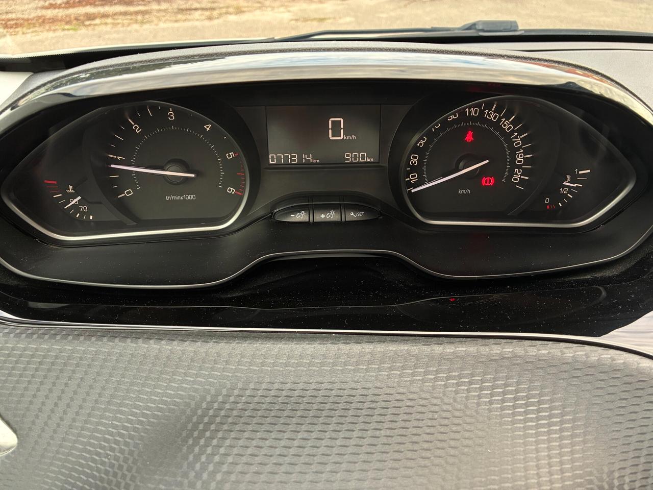 Peugeot 208 BlueHDi 100 S&S Signature
