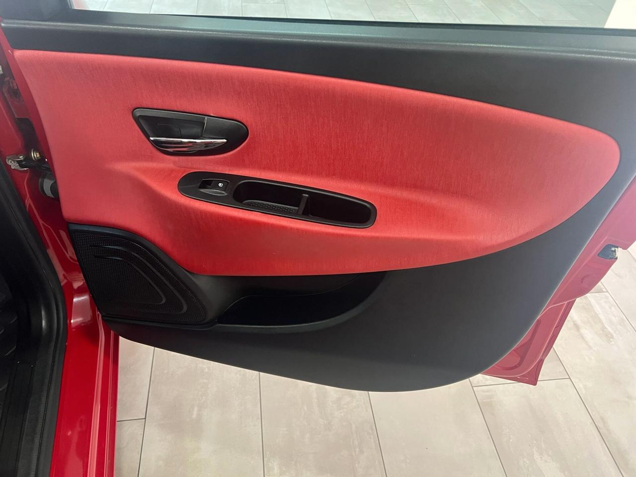 Lancia Ypsilon 1.2 69 CV 5 porte S&S Black&Red