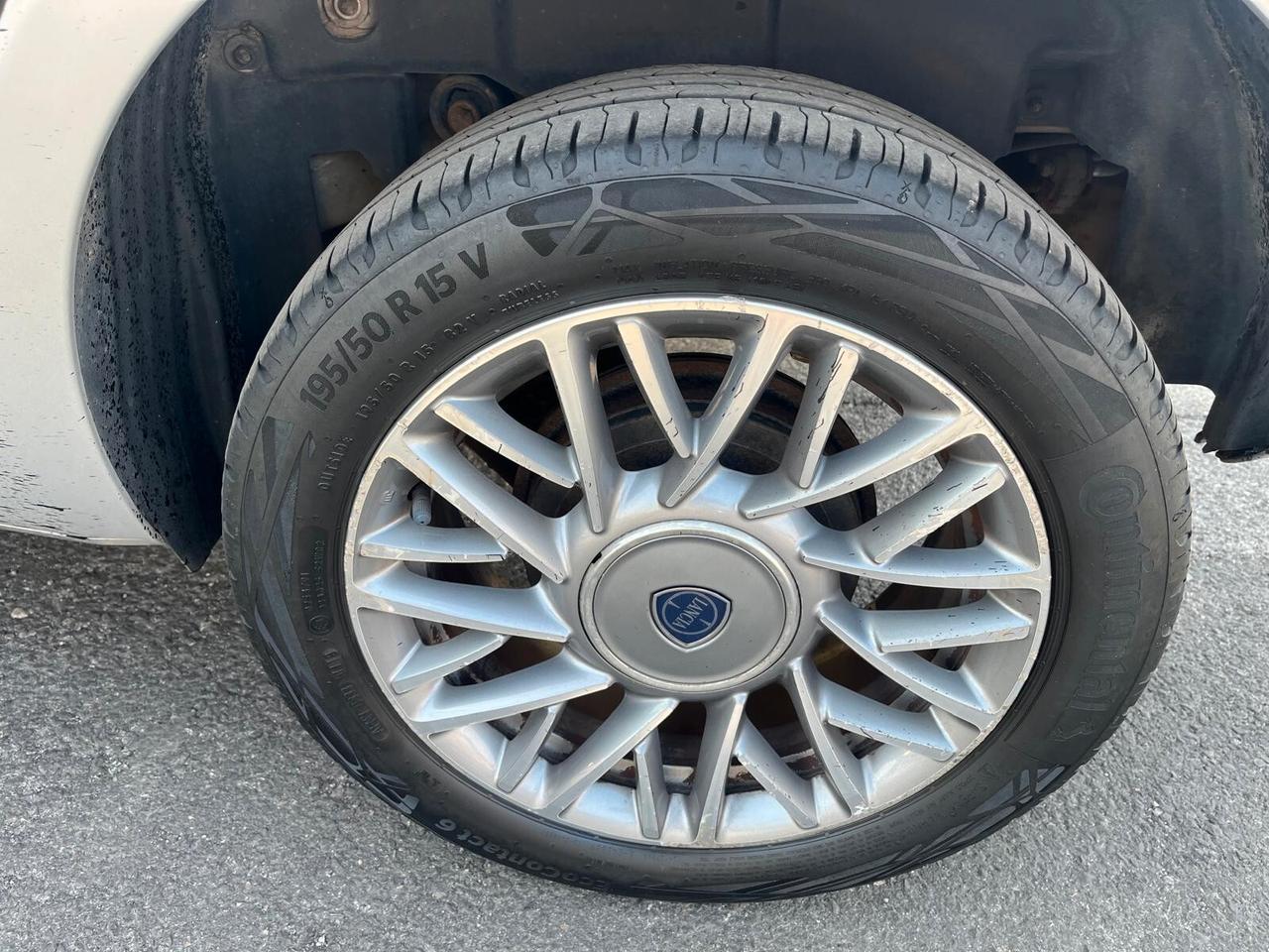 Lancia Ypsilon 0.9 TwinAir 85 CV 5 porte Metano Ecochic Silver