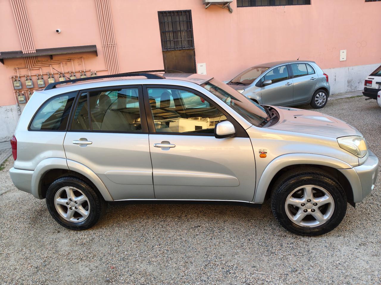 Toyota RAV 4 2.0 Tdi D-4D 5p Sol + Gancio