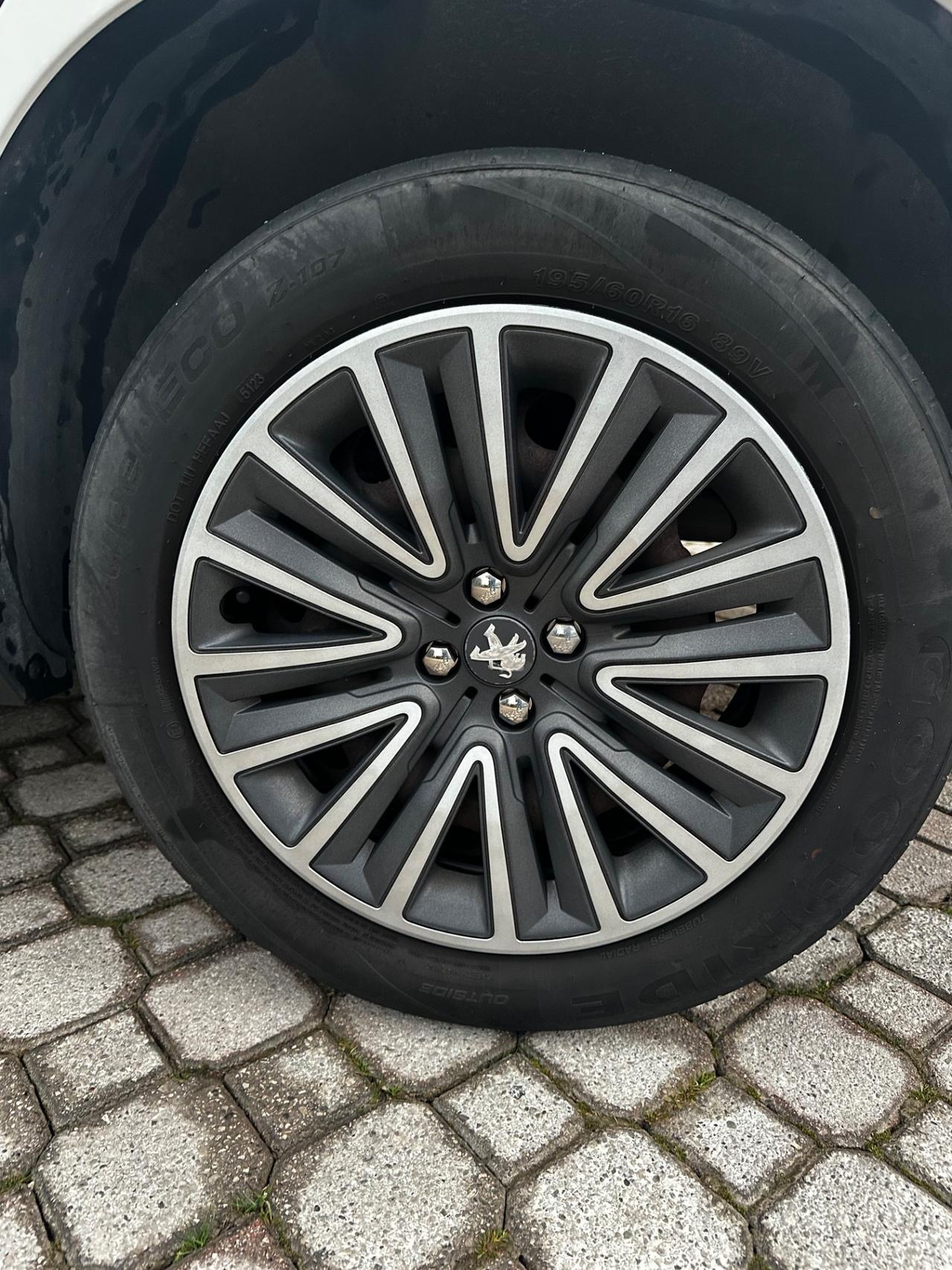 Peugeot 2008 PureTech 82 Allure GPL 117000 KM