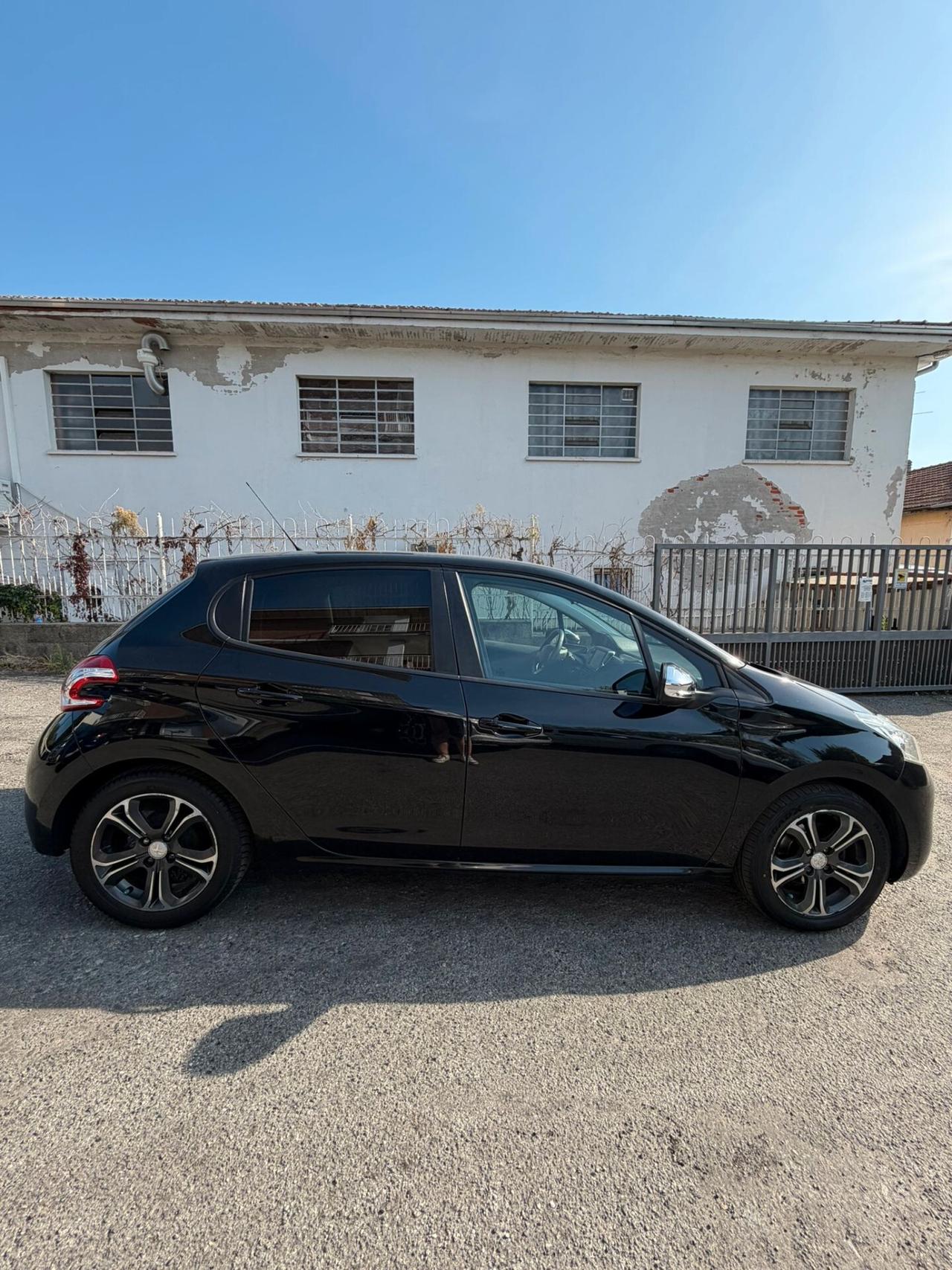 Peugeot 208 1.4 HDi 68 CV 5 porte Active Neopatentati