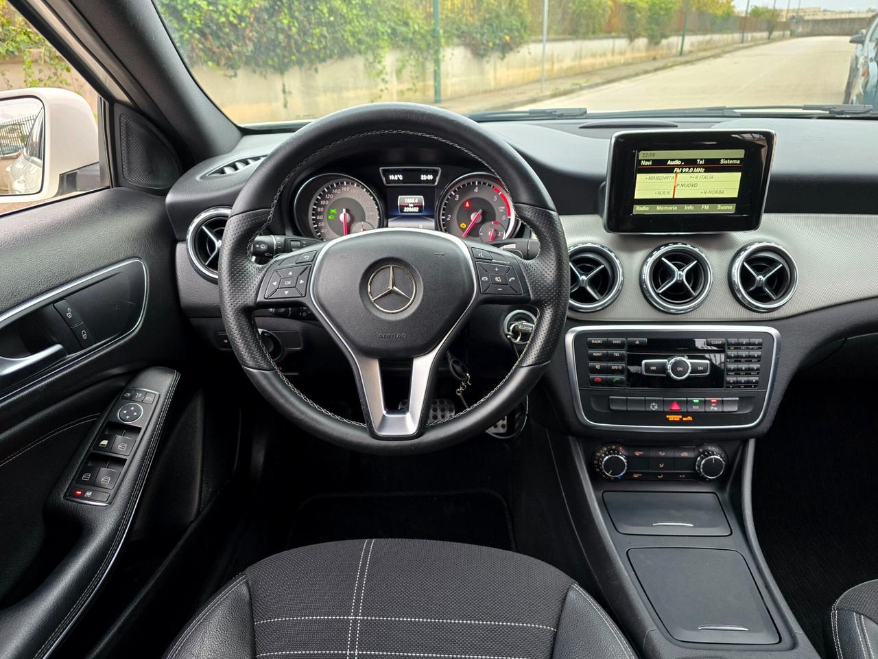 MERCEDES GLA 200 PREMIUM AUTOMATICA NUOVISSIMA