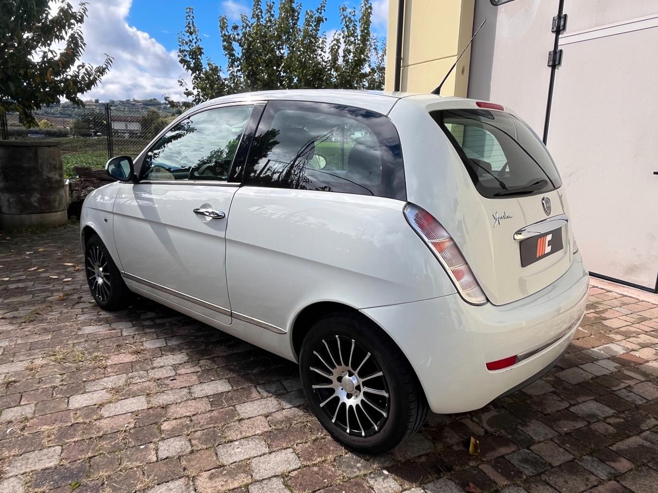 Lancia Ypsilon 1.4 16V Platino