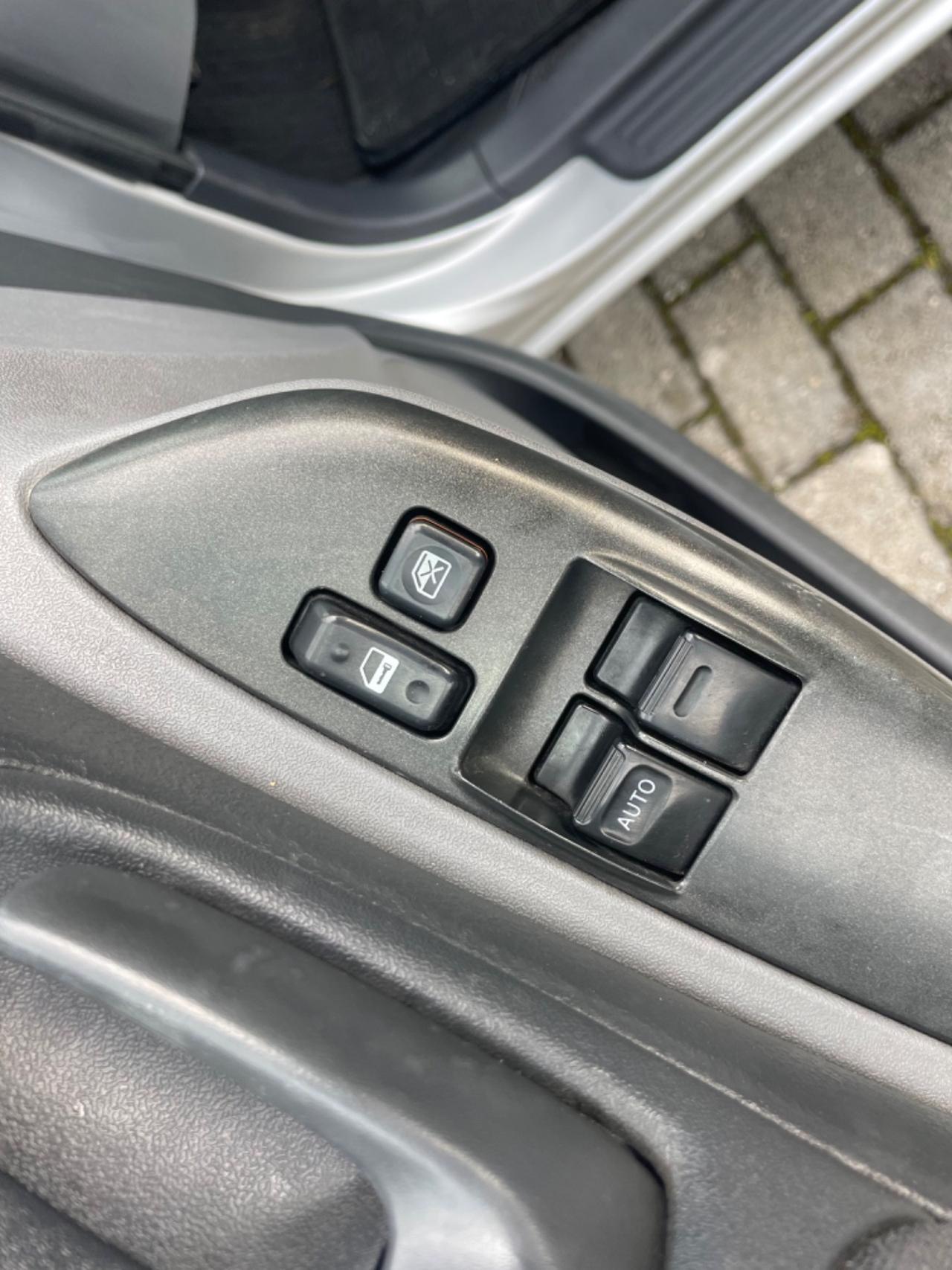 Toyota Yaris 1.0i 16V cat 5 porte Sol