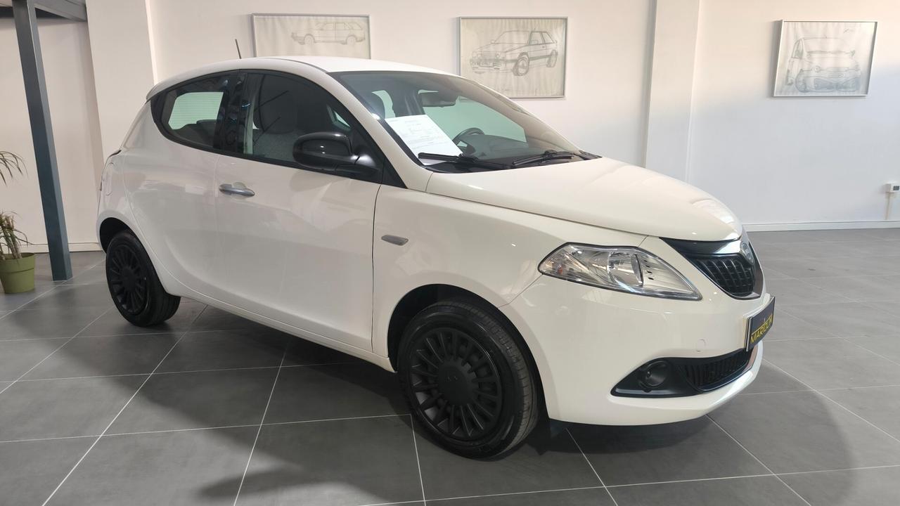 Lancia Ypsilon 1.0 FireFly 5 porte S&S Hybrid Silver