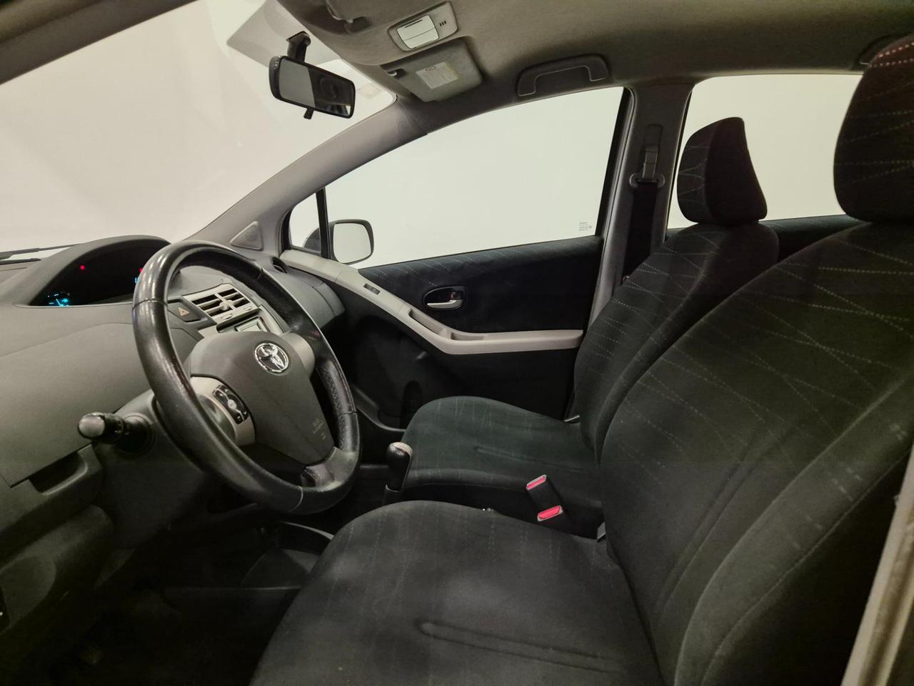 Toyota Yaris 5p 1.3 Navy - NEOPATENTATI - Navi - Clima