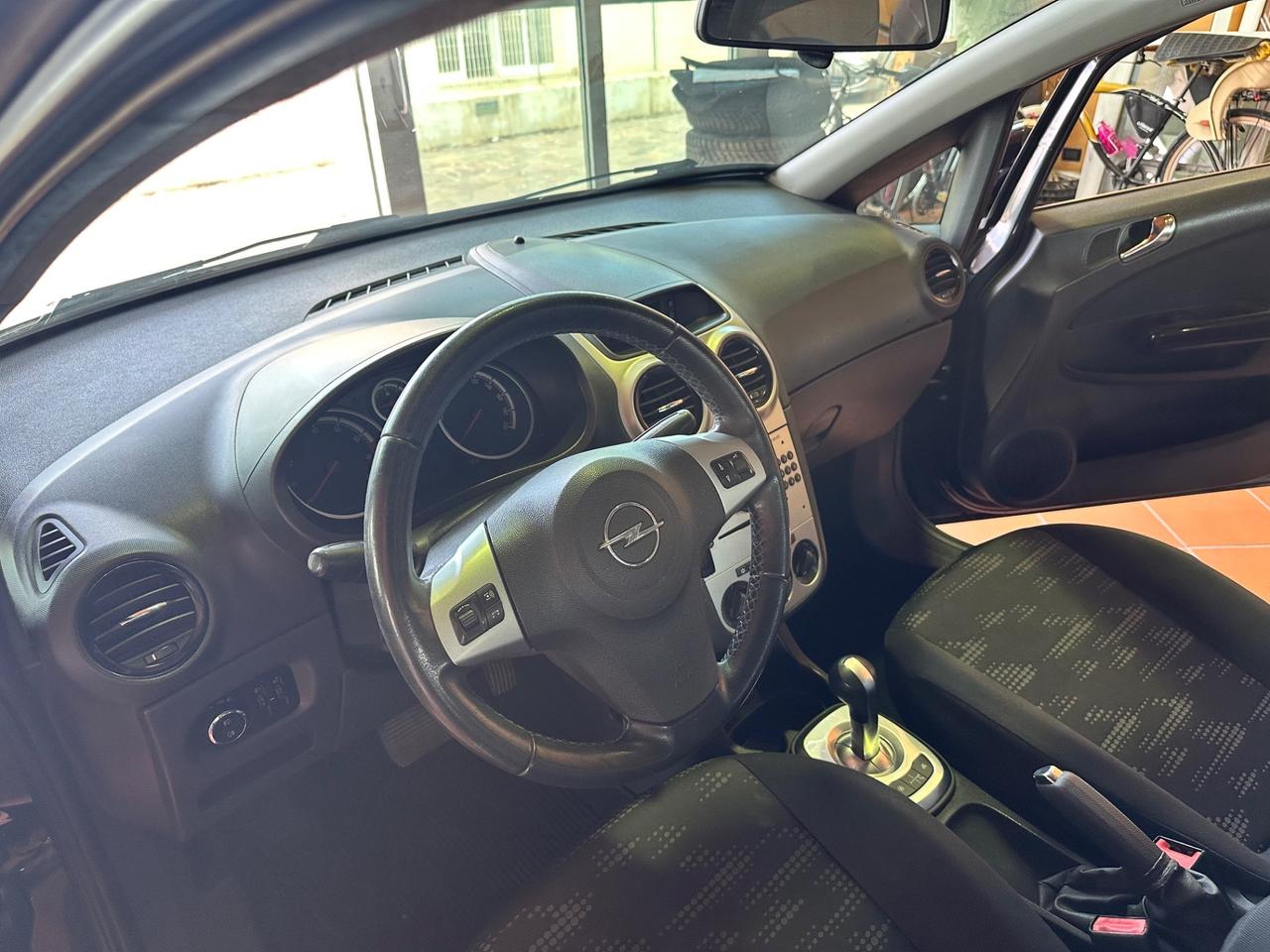 Opel Corsa 1.2 5 porte Cosmo cambio automatico