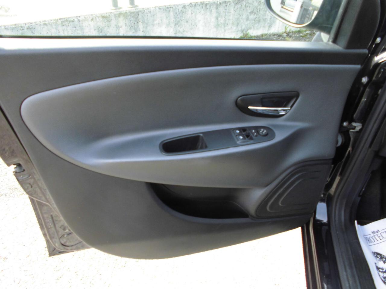 Lancia Ypsilon 0.9 TwinAir 85 CV 5 porte S&S DFN Platinum