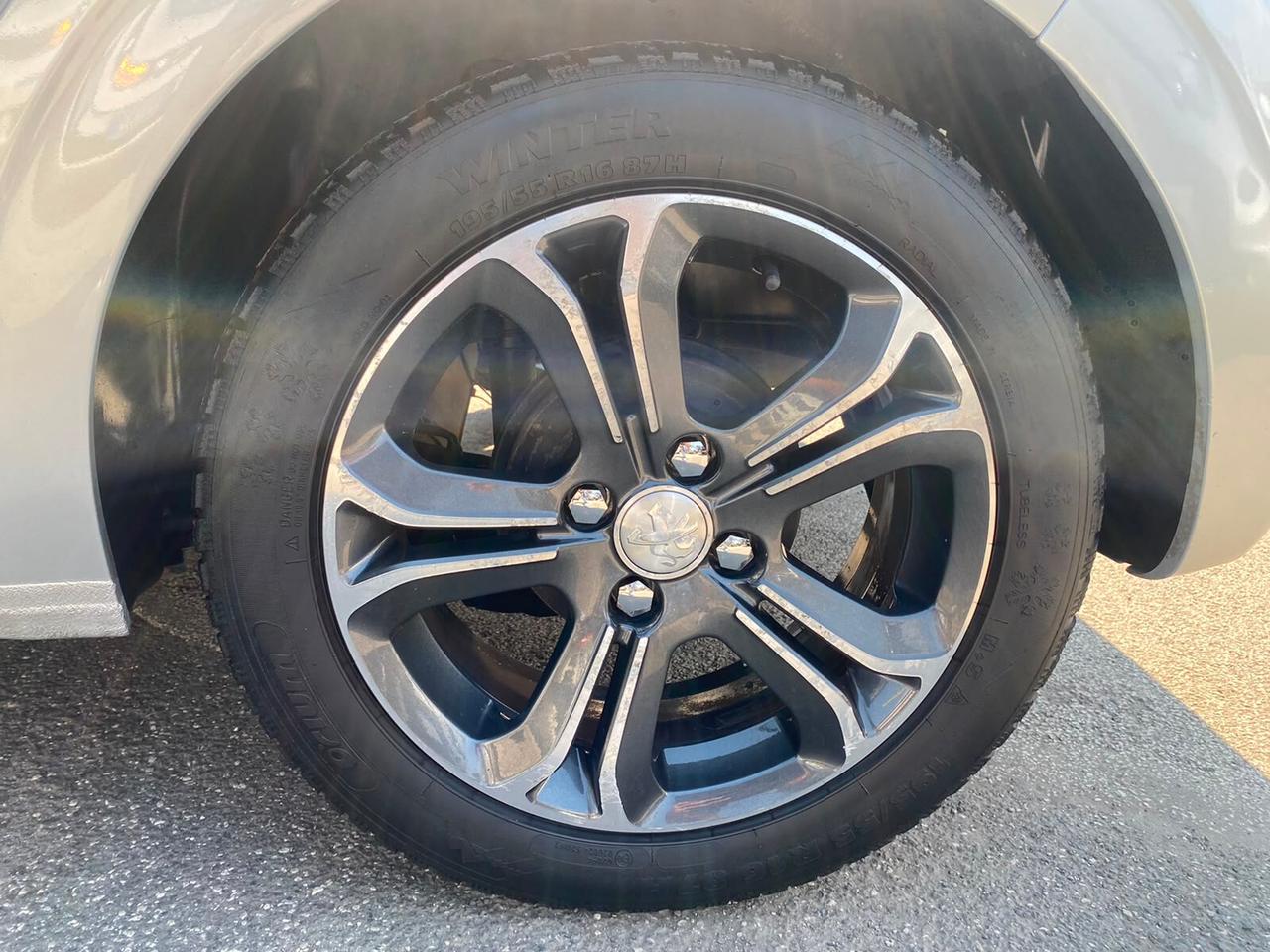 Peugeot 208 1.4 HDi 68 CV 5 porte Allure