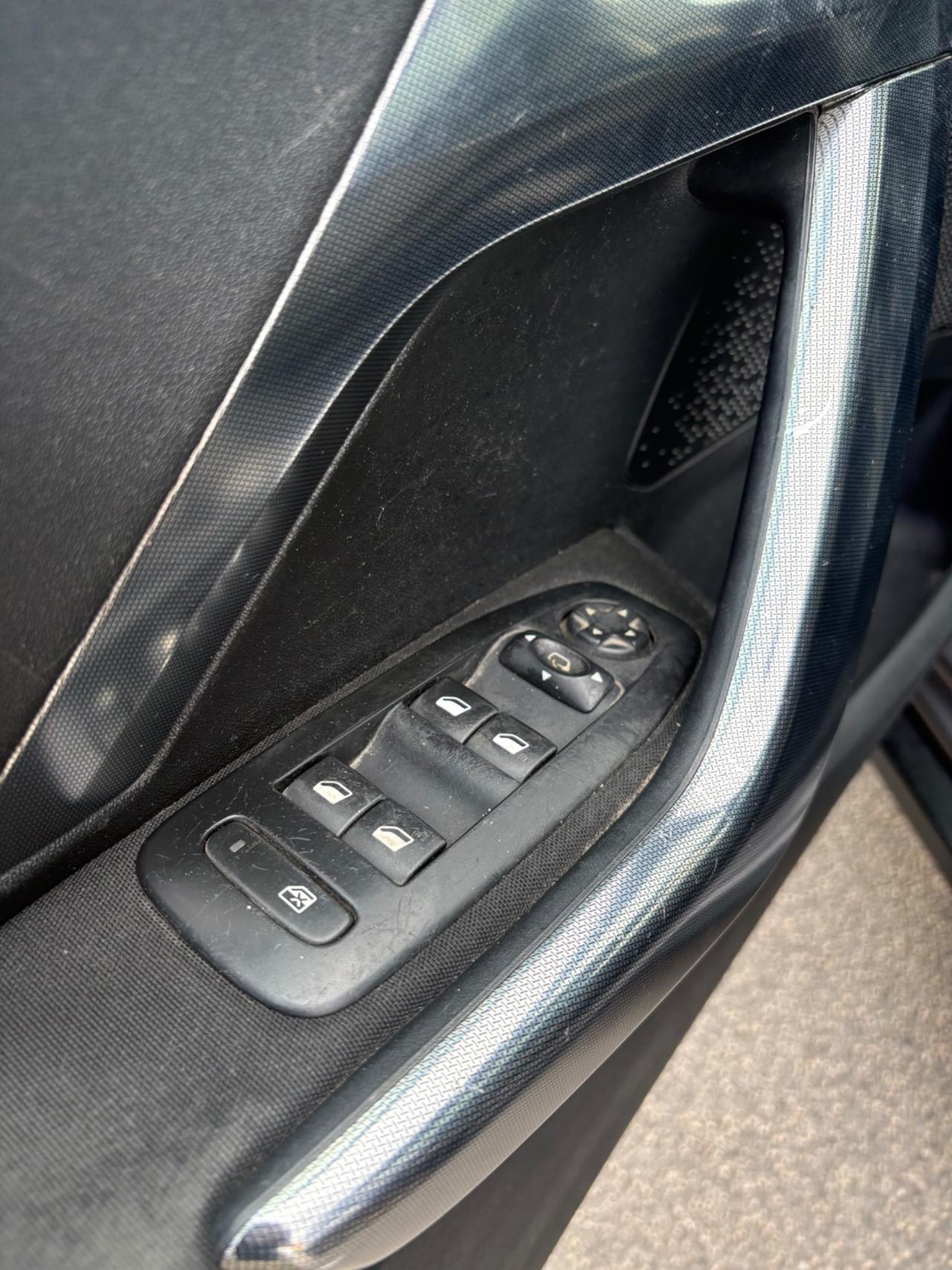 Peugeot 2008 1.6 HDI 92cv carrozzeria GRAFFIATA