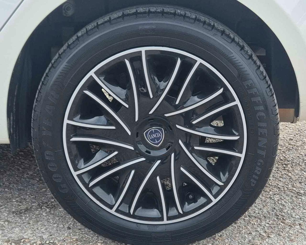 Lancia Ypsilon 1.2 69 CV 5 porte GPL Ecochic Gold casa madre