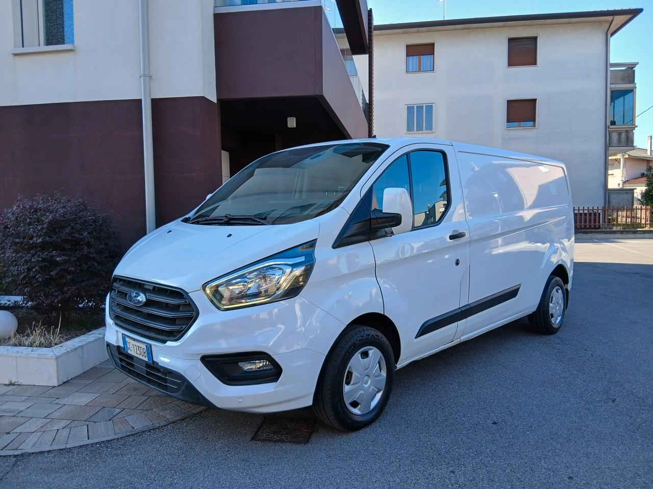 Ford Transit Custom 2.0d Hybrid Diesel tuo a € 199 mese