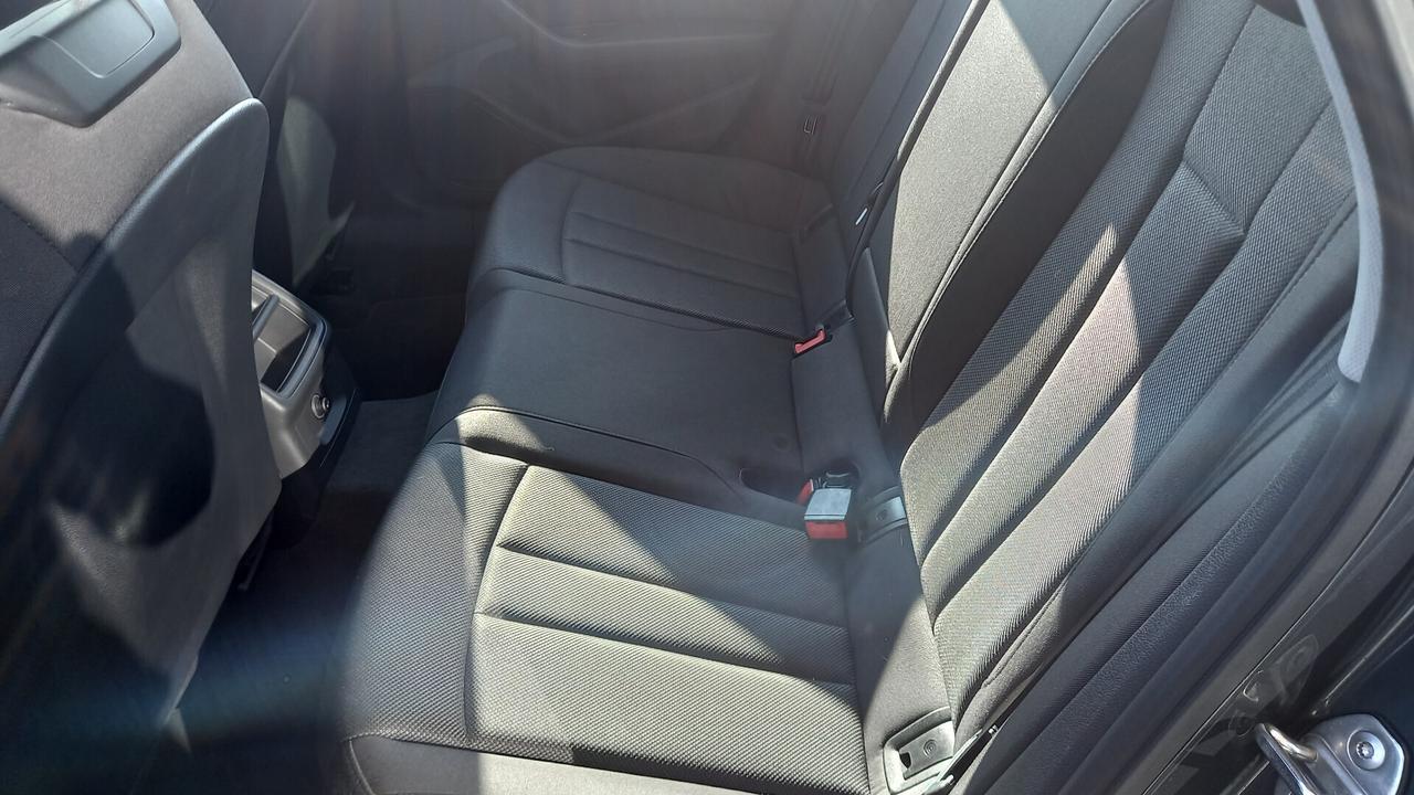Audi A4 Avant 30 TDI/136 CV S tronic Business
