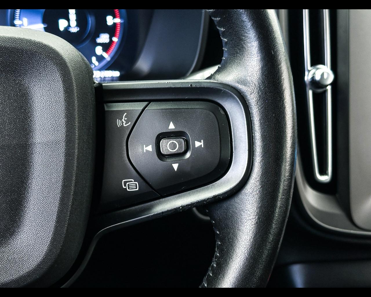 VOLVO XC40 (2017-->) - XC40 D3 Geartronic Momentum Core