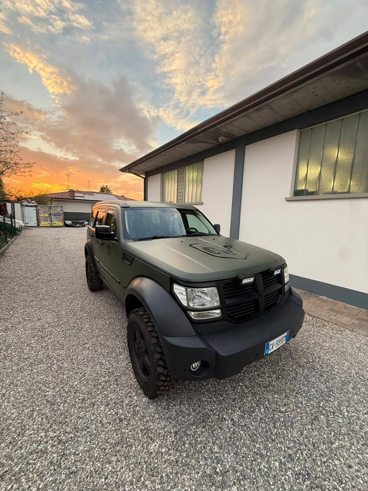 Dodge Nitro 2.8 CRD Automatico – Assetto Rialzato – 3 Set Ruote – Gancio Traino