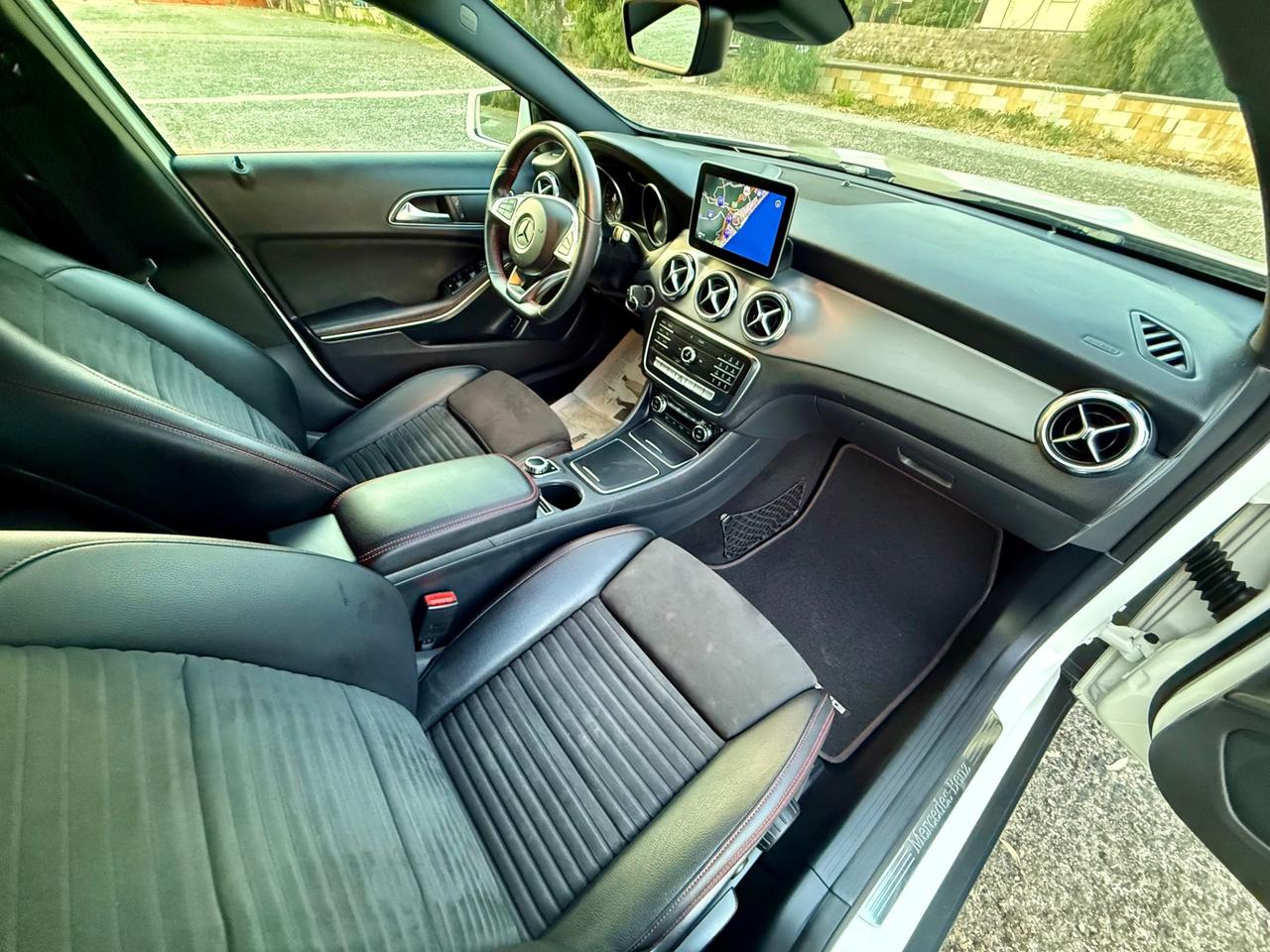 MERCEDES- BENZ GLA 200 D AMG PREMIUM