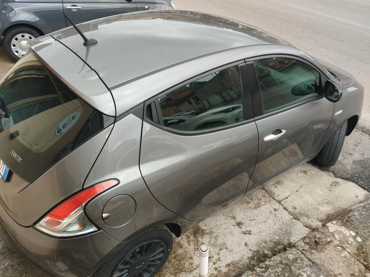 Lancia Ypsilon 1.0 FireFly 5 porte S&S Hybrid Ecochic Silver