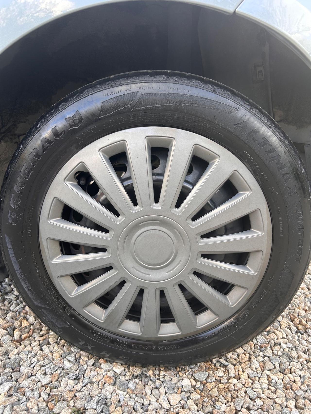 Toyota Yaris 1.0 5 porte