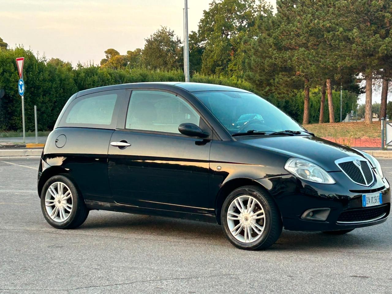 Lancia Ypsilon 1.3 MJT 75 CV Versus