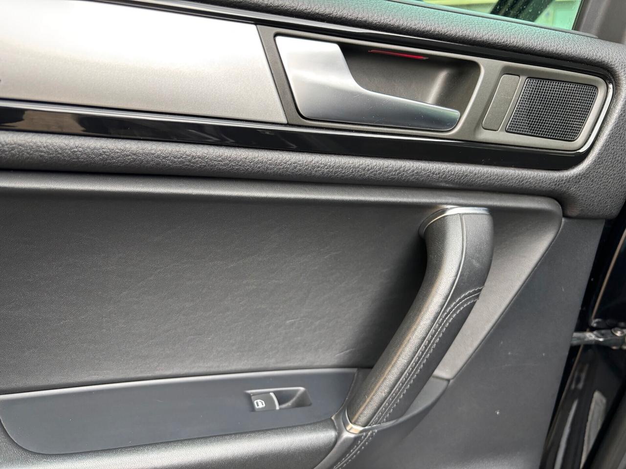 Volkswagen Touareg R-Line Fari LED