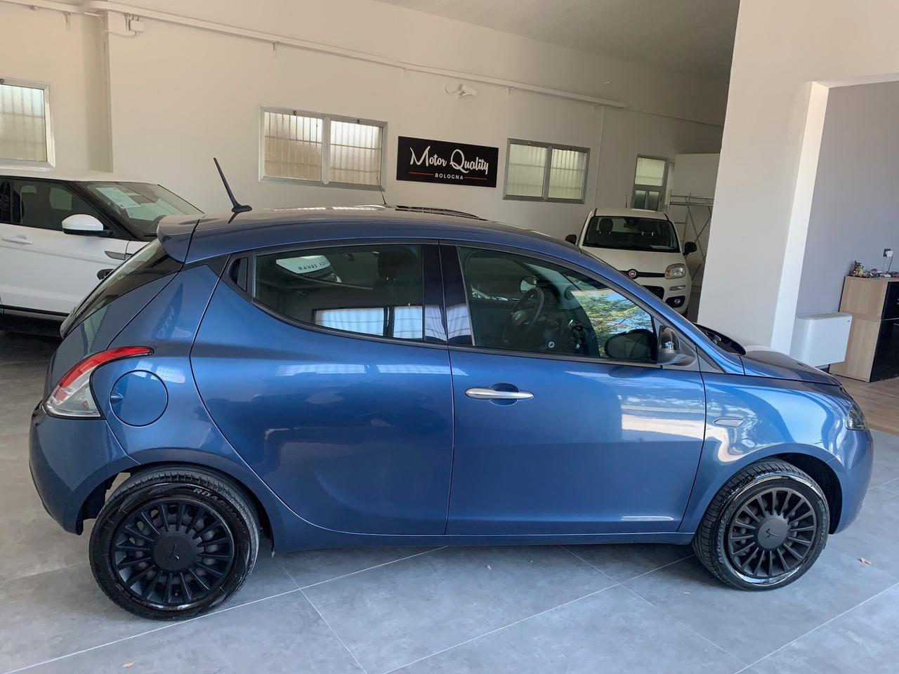 Lancia Ypsilon 1.0 FireFly 5 porte S&S Hybrid Silver