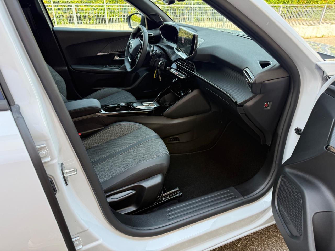 Peugeot 2008 Hybrid 145 e-DCS6 Allure …2025