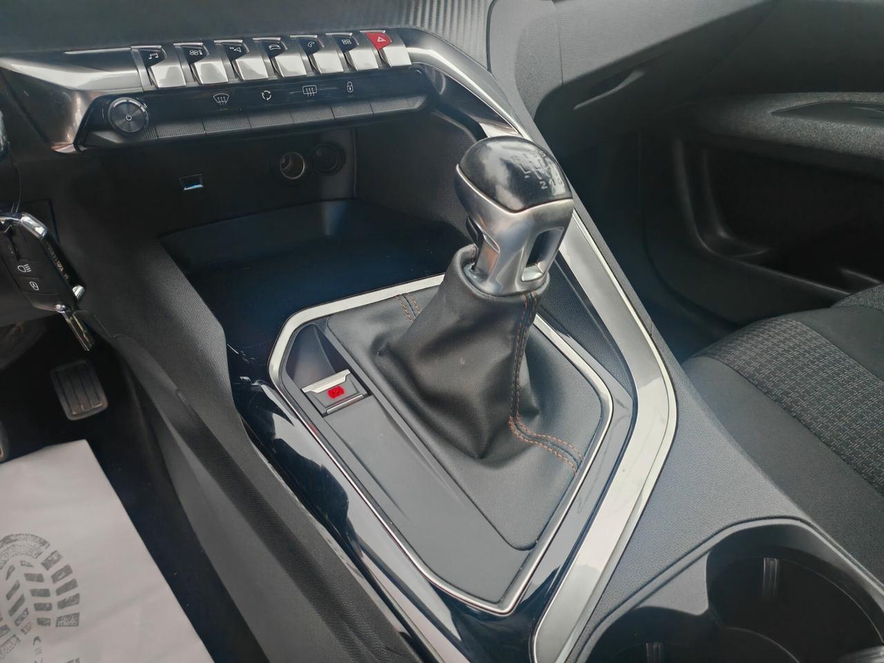 Peugeot 3008 15HDi Tetto navig led 2020