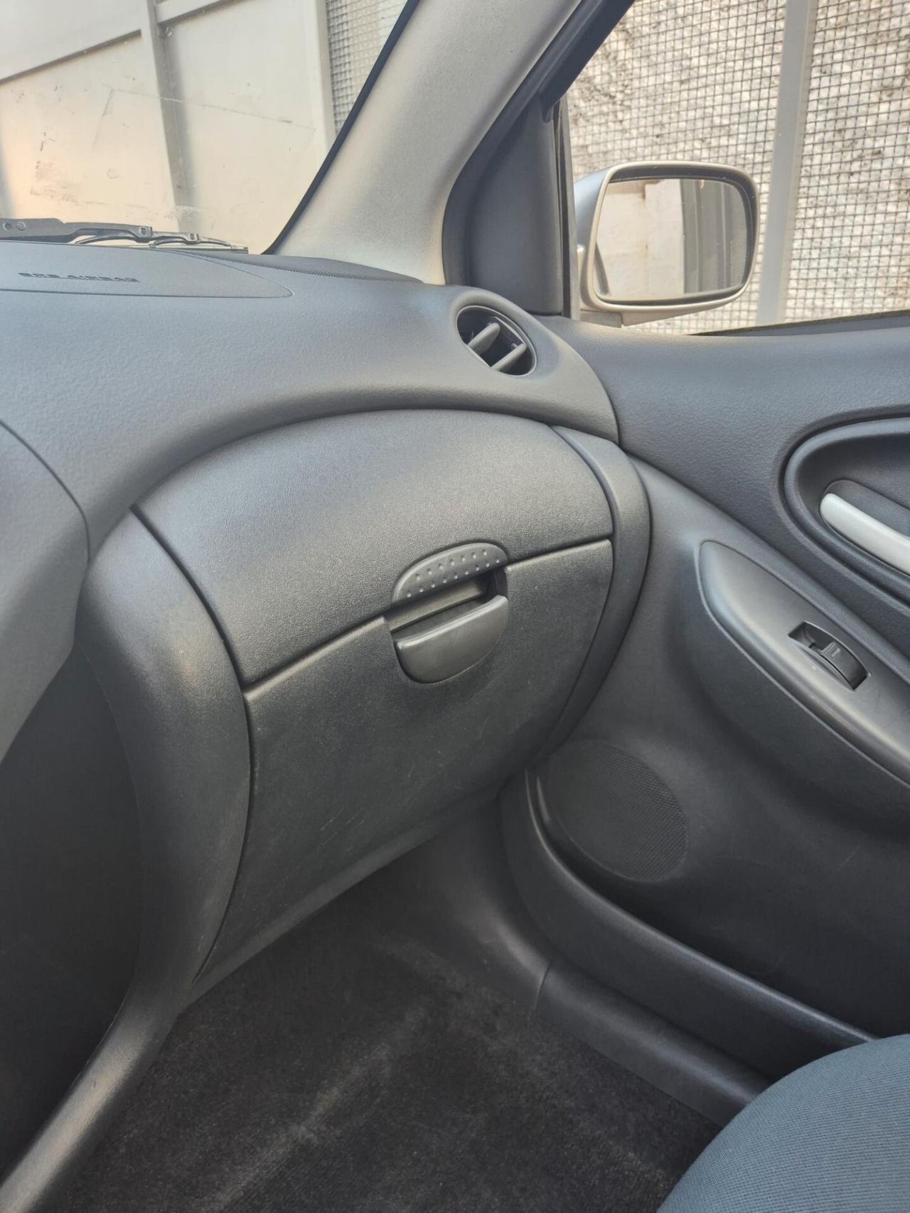 Toyota Yaris 1.4 tdi D-4D cat 5 porte Sol Blue