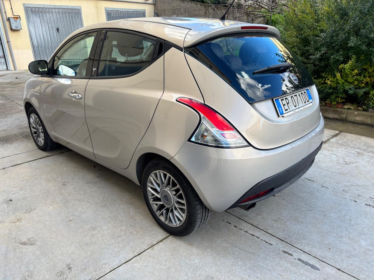 Lancia Ypsilon 1.3 MJT 75 CV Unyca