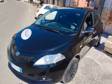 Lancia Ypsilon 1.0 FireFly 5 porte S&S Hybrid Silver