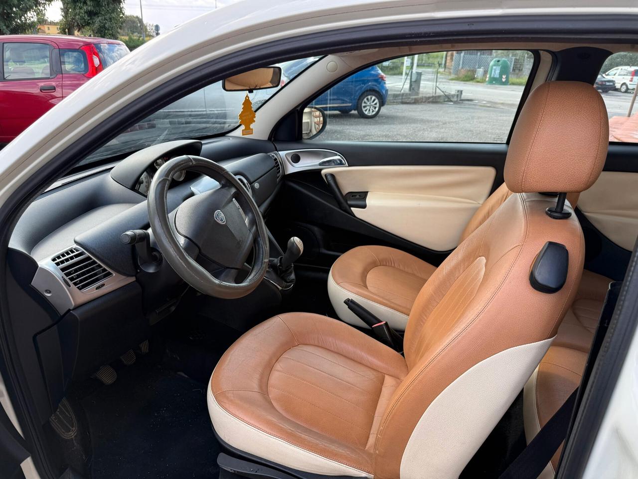 Lancia Ypsilon 1.3 MJT 75 CV Versus