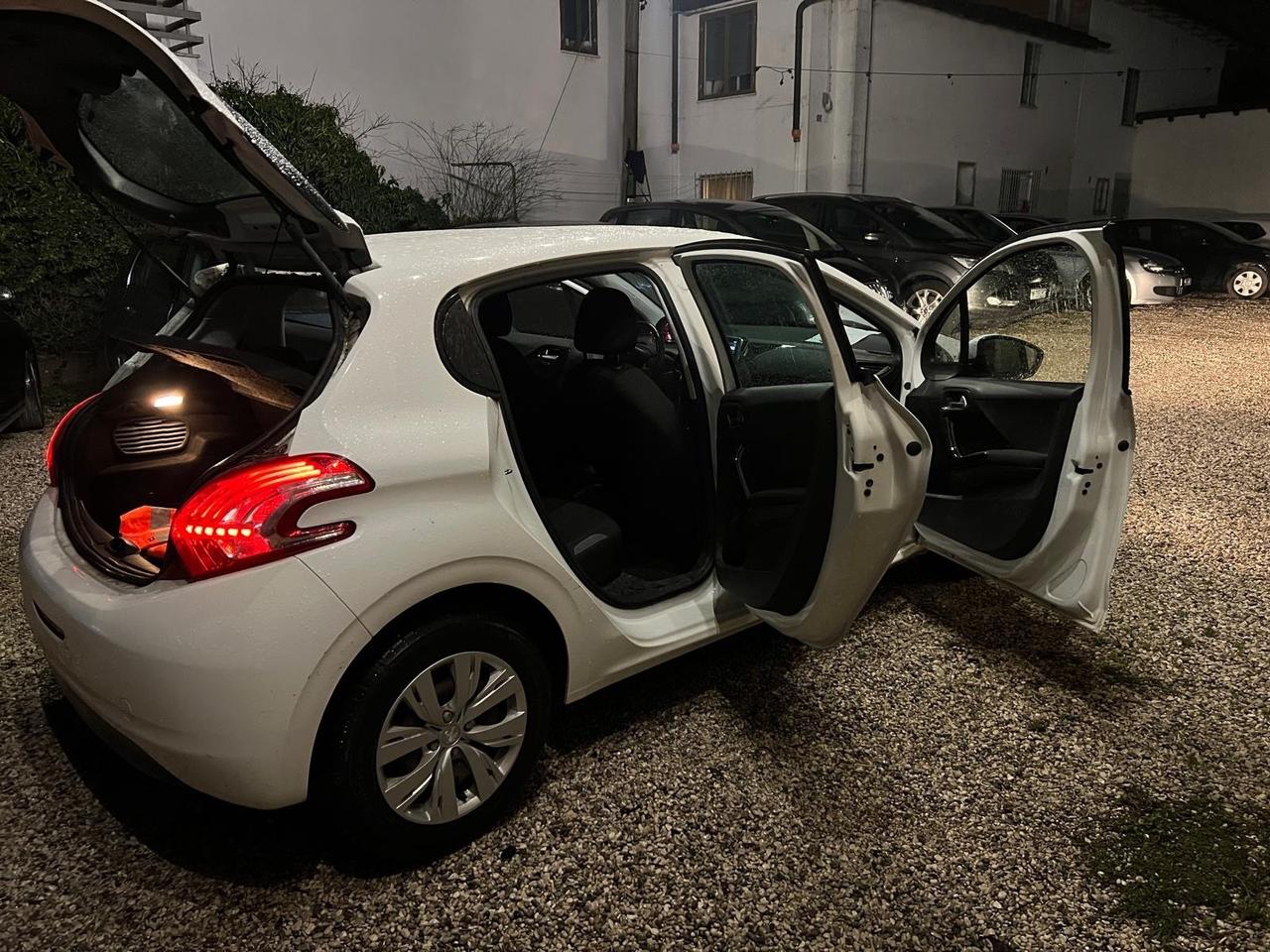 Peugeot 208 1.4 HDi 68 CV 5 porte Allure