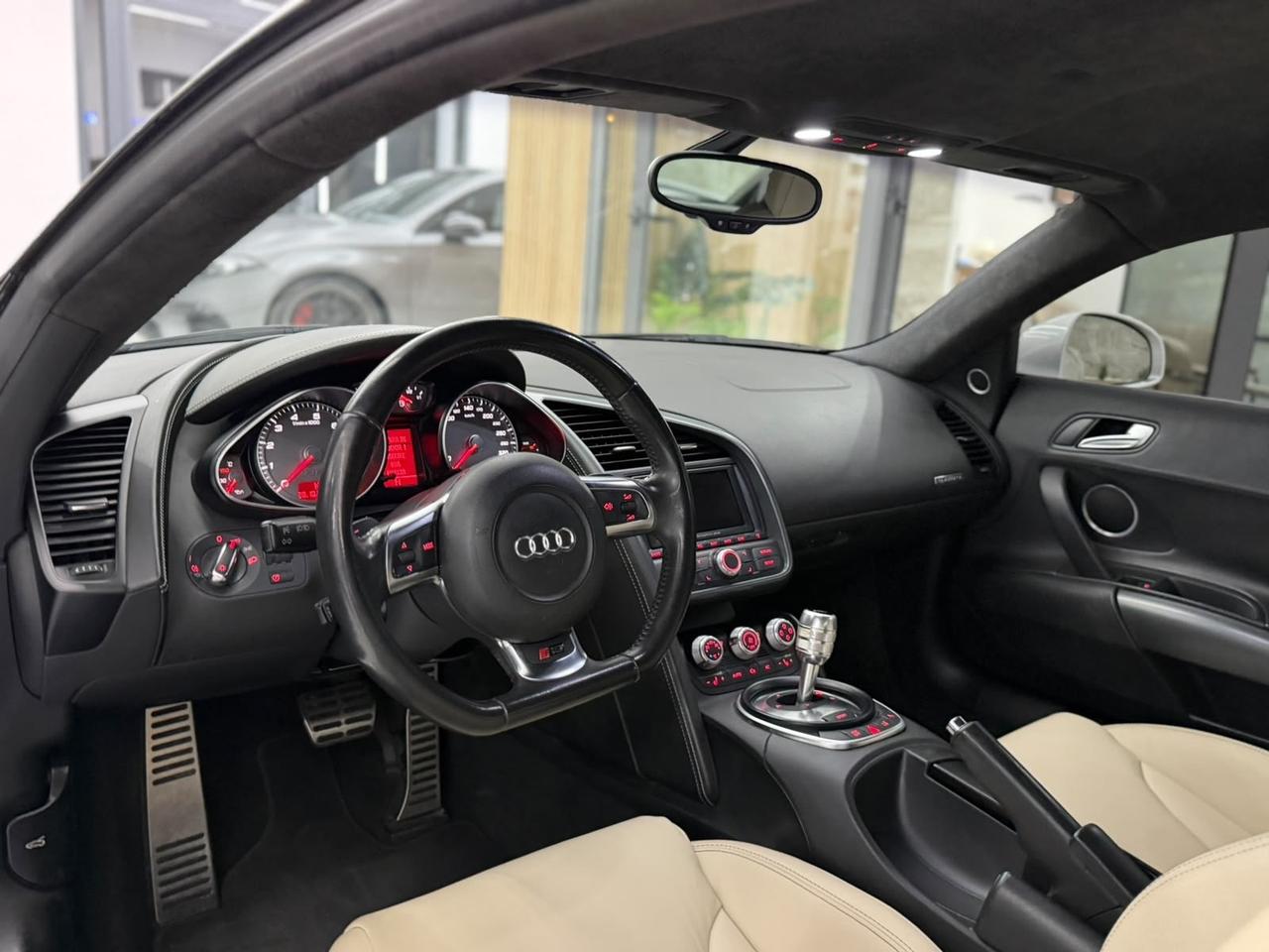 Audi R8 4.2 V8 FSI quattro R tronic