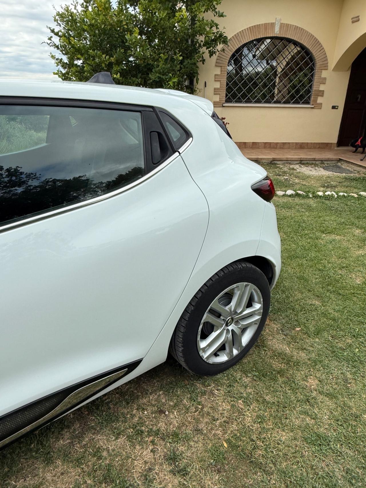 Renault Clio dCi 8V 90 CV EDC 5 porte Moschino Life