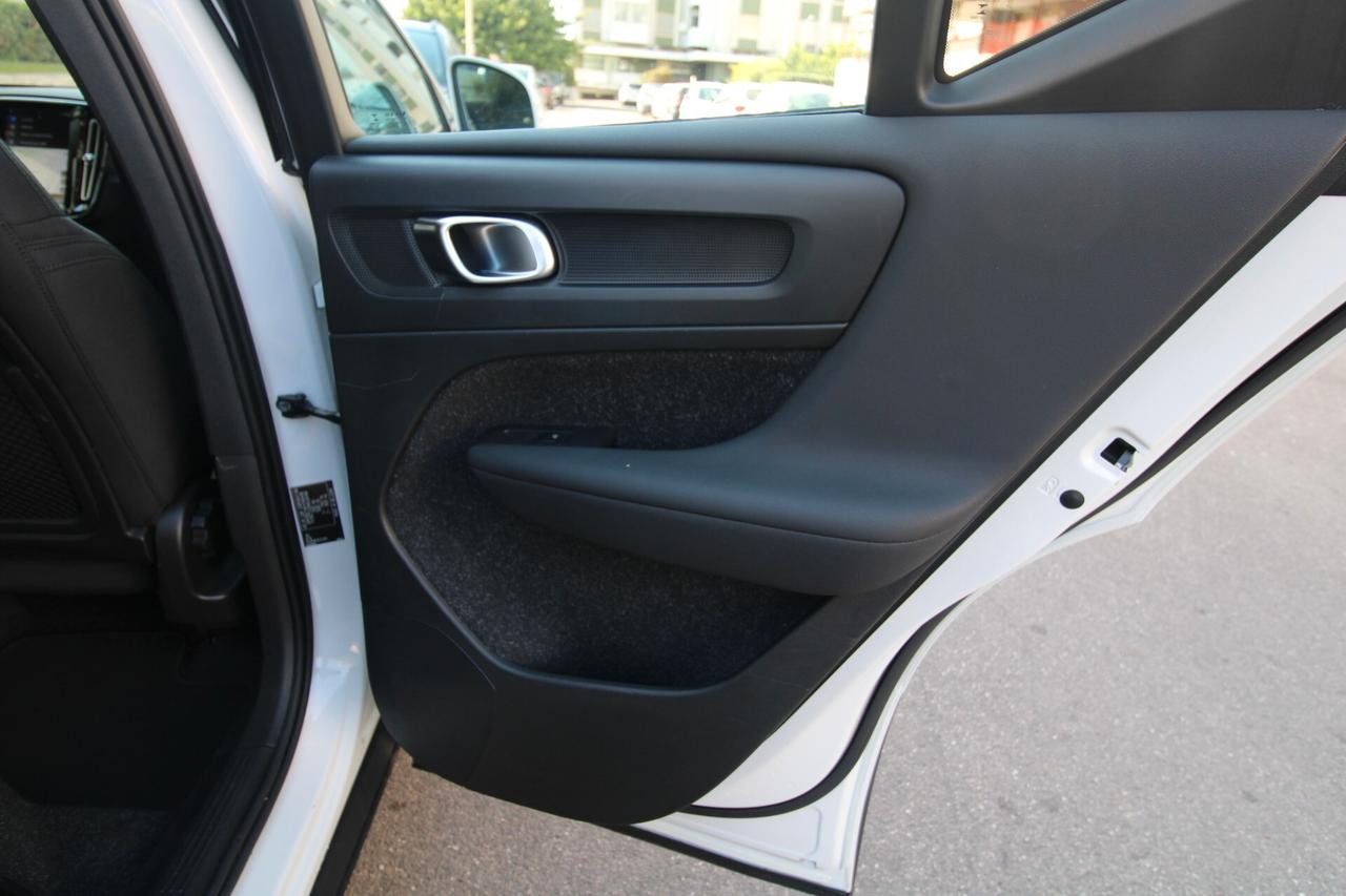 VOLVO XC40 MOMENTUM