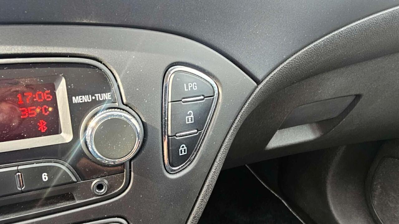 Opel Corsa 1.4 90CV GPL Tech 5 porte Cosmo Neopatentati