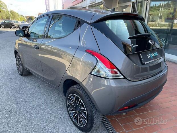 Lancia Ypsilon 0.9 TwinAir 85 CV 5 porte Meta...