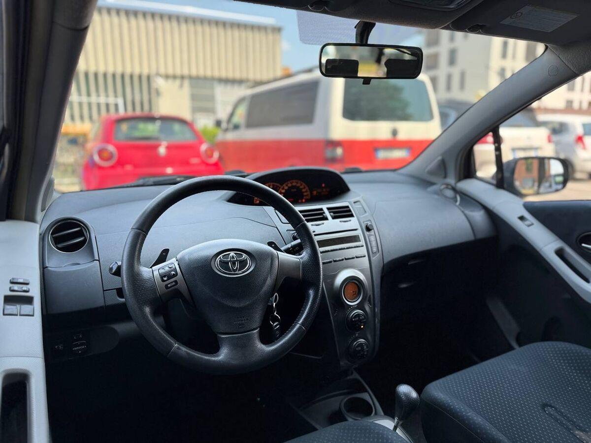 Toyota Yaris 1.3 dual Sol 5p m-mt