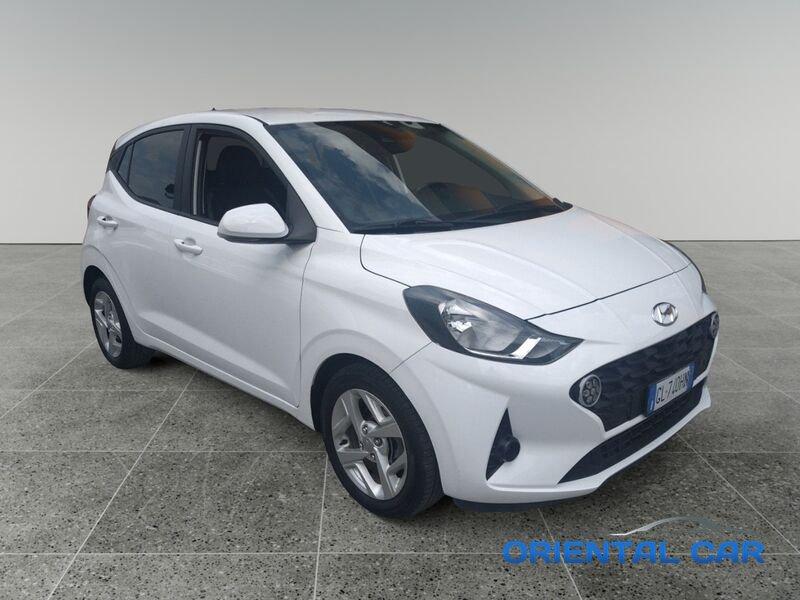 Hyundai i10 i10 1.0 TECH + CONNECT PACK + SENSORI DI POSTEGGIO + VETRI OSCURATI + TRENO DI GOMME INVERNALI