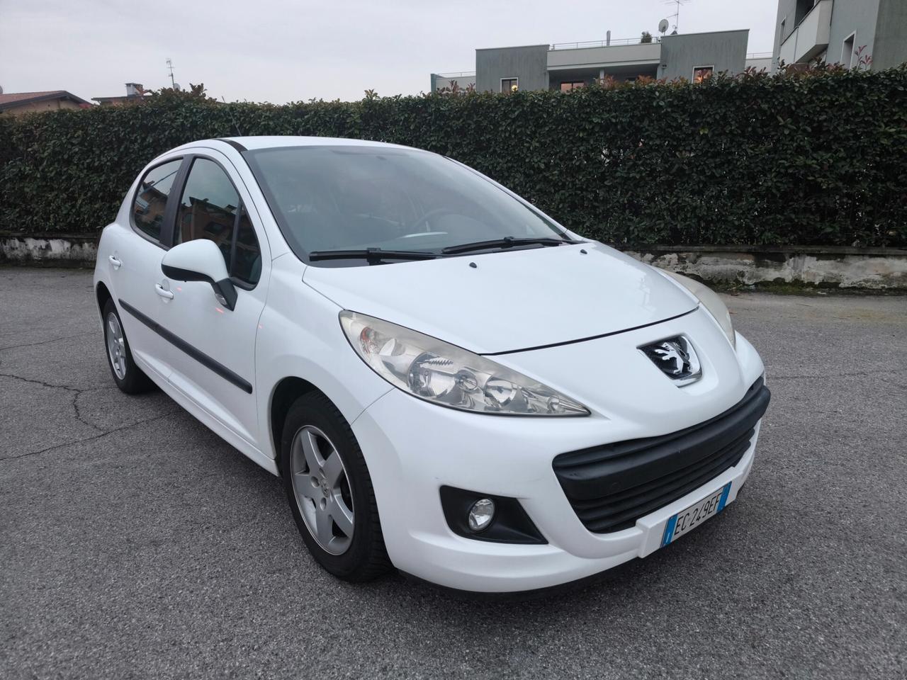PEUGEOT 207 1,4 BENZINA- OK NEOPATENTATI