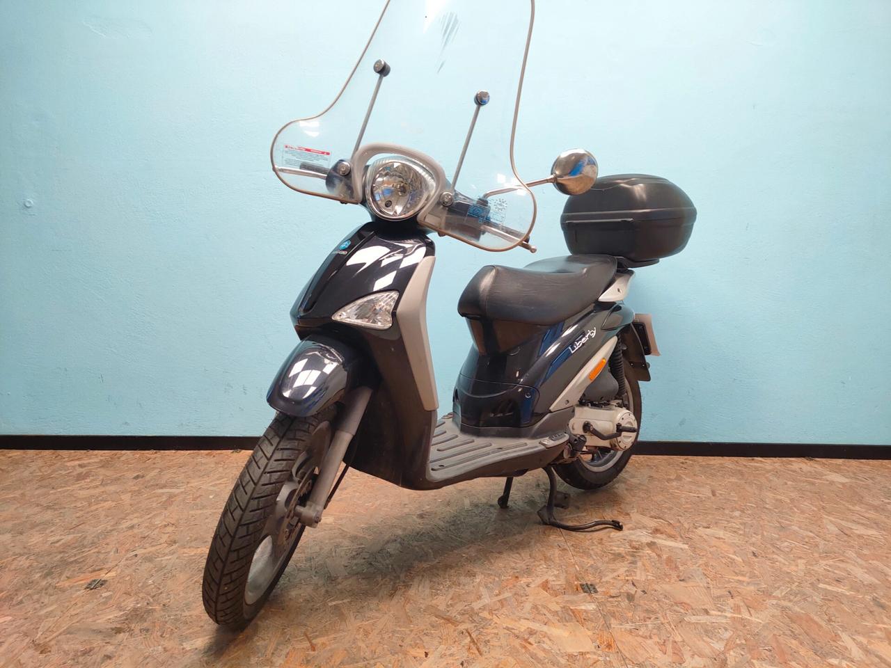 Piaggio Liberty 50 4T - con parabrezza alto e bauletto