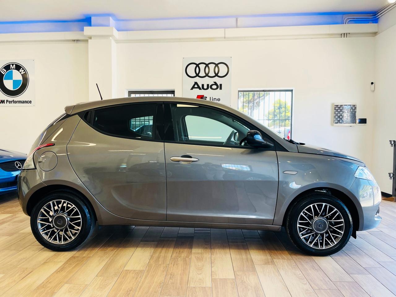 Lancia Ypsilon 1.0 Hybrid Ecochic Silver