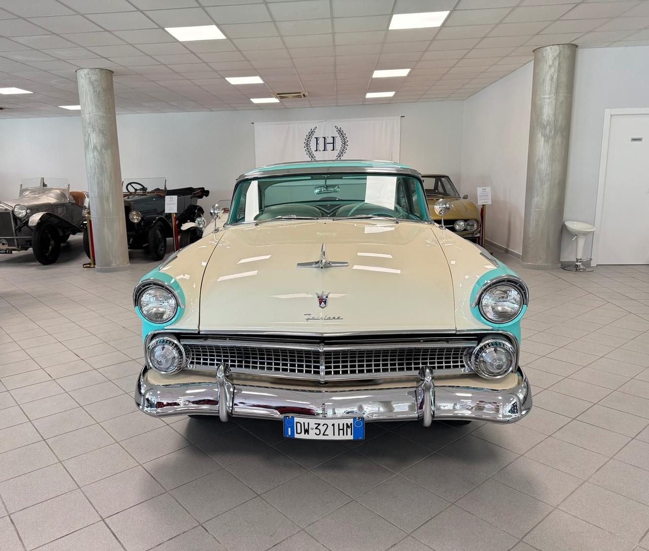 Ford Fairlane Crown Victoria