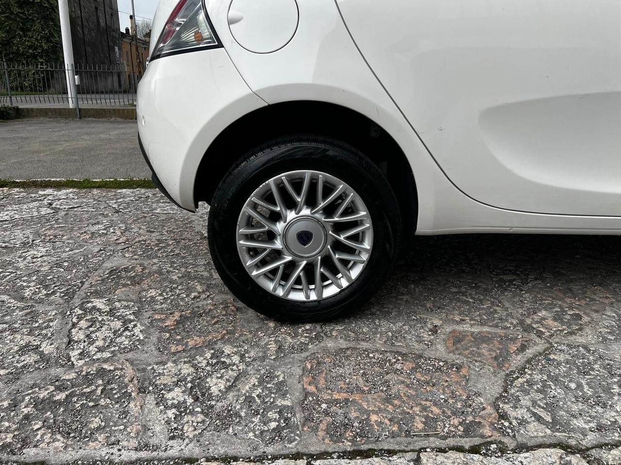 Lancia Ypsilon 0.9 TwinAir 85 CV 5 porte Metano Ecochic Platinum