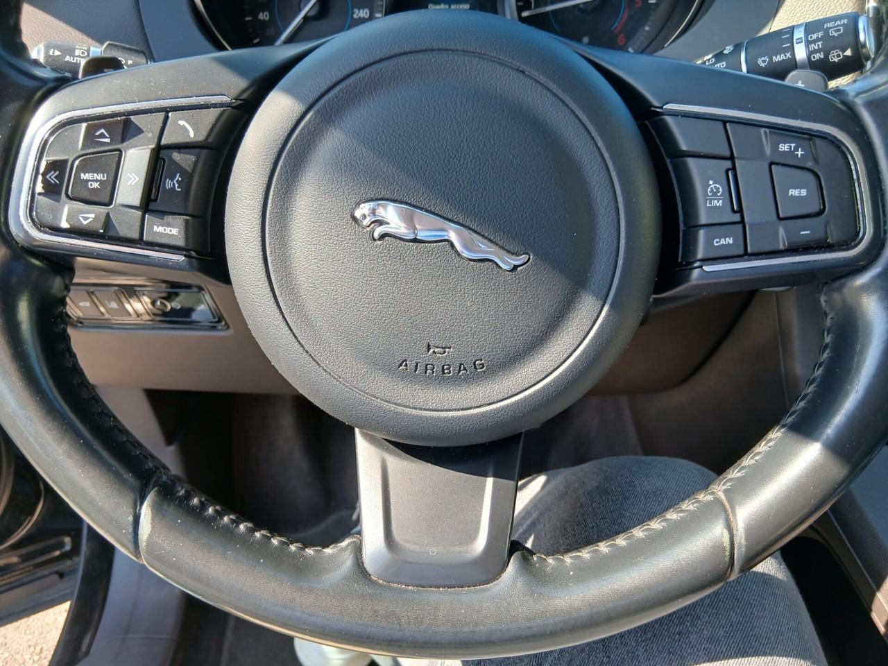 Jaguar F-Pace 2.0 D 180 CV Portfolio