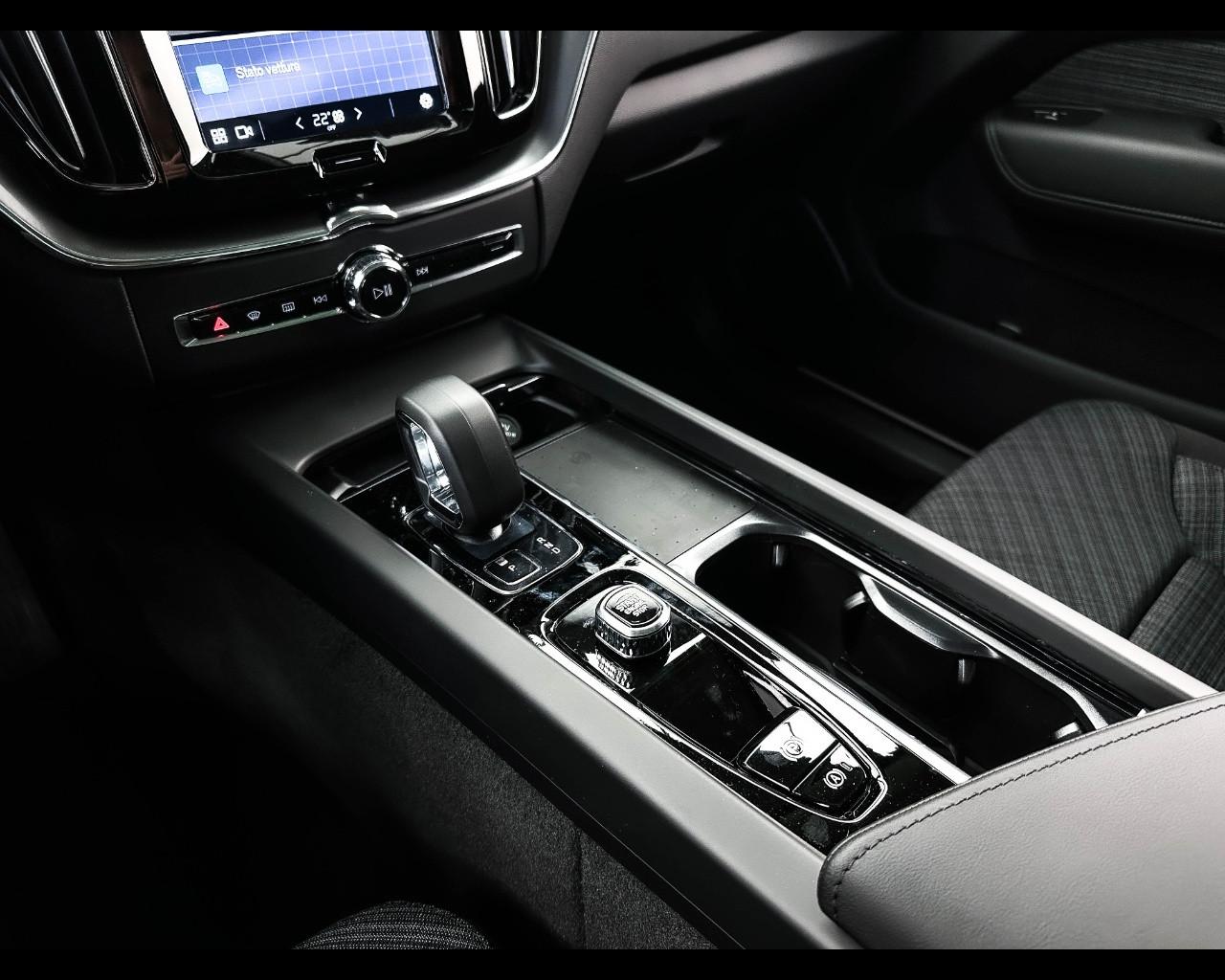 VOLVO XC60 (2017-->) - XC60 T6 Plug-in hybrid AWD automatico Plus Bright