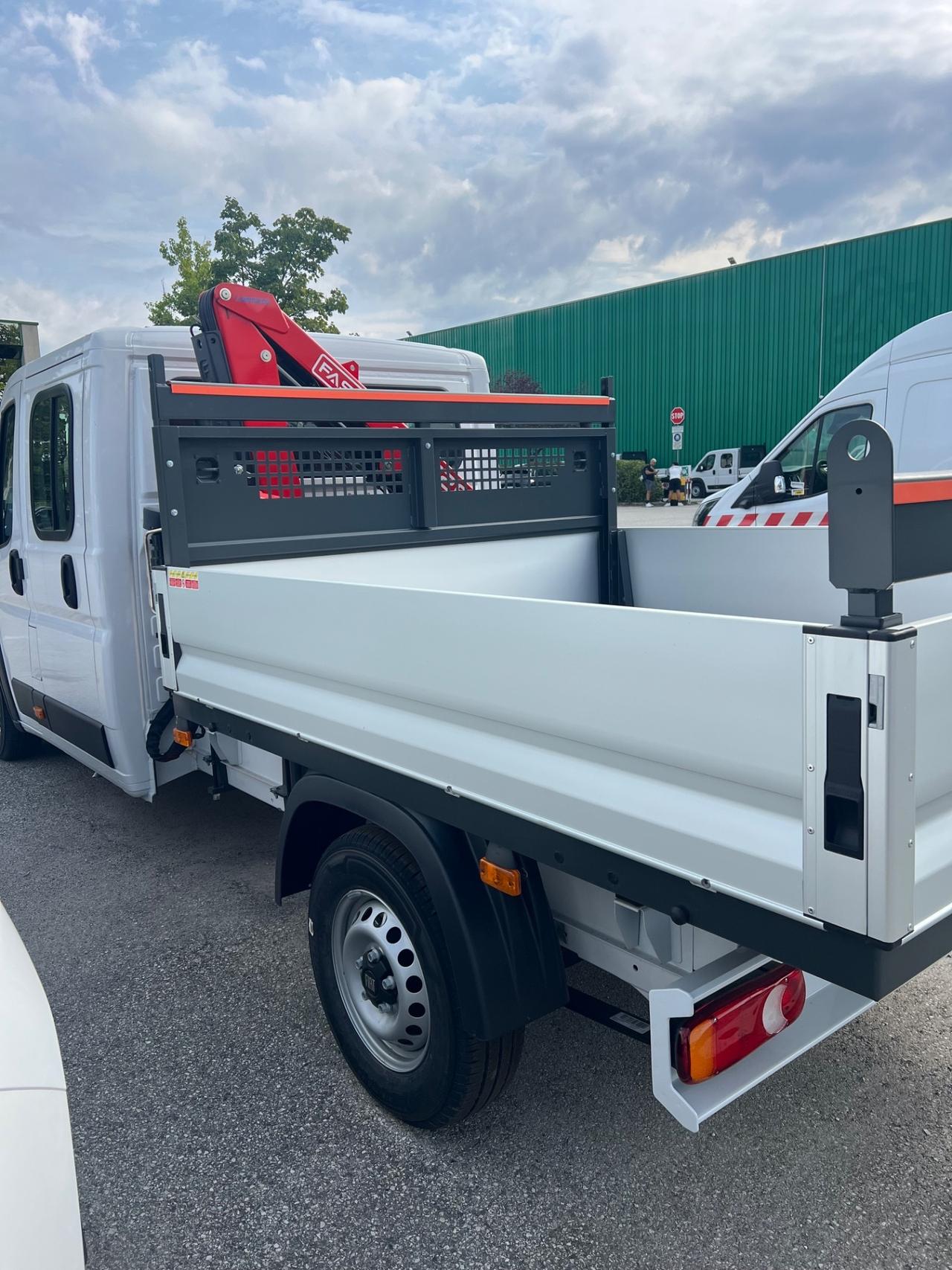 Fiat Ducato con gru 2.3 diesel diesel 7 posti